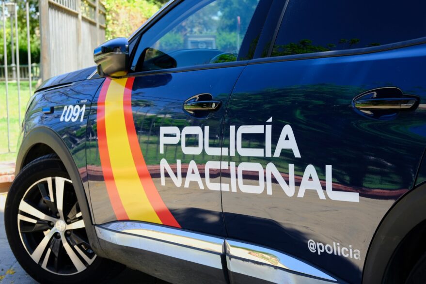 Detenidos dos jóvenes por tocar el culo a una mujer y a su hija en una