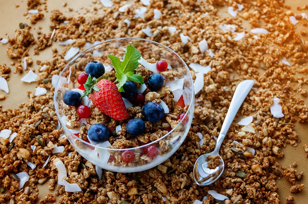 Frutas frescas y yogur griego - Desayunos saludables
