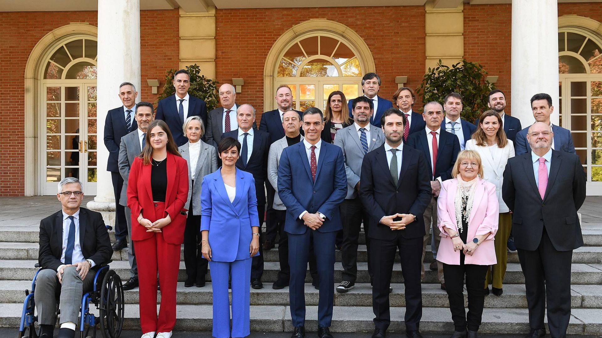 Foto de familia del presidente del Gobierno, Pedro Sánchez, con representantes del sector de la vivienda.