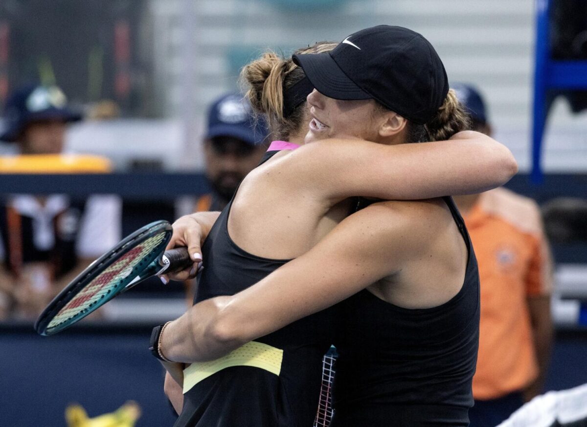 Paula Badosa se abraza con Aryna Sabalenka al finalizar el partido que las enfrentó en Miami