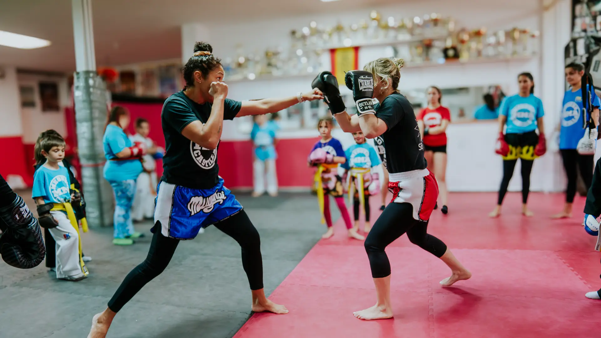 Karla Benítez durante una de sus clases en su escuela de MMA en Guadalajara 