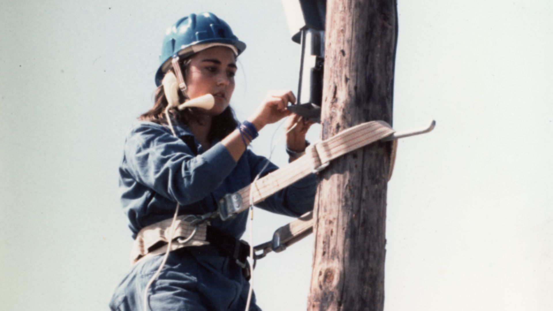 Una mujer celadora en Telefónica en los años 80.