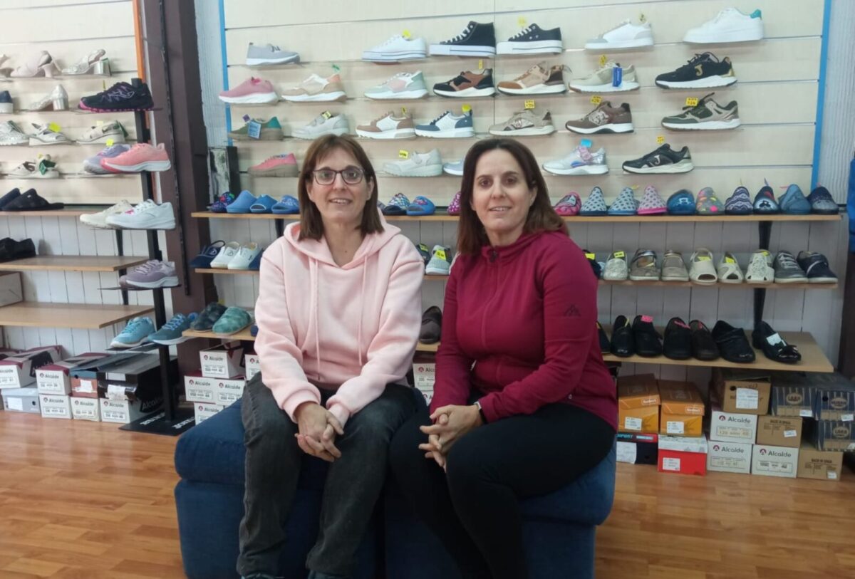 Beatriz y Marta en su tienda.