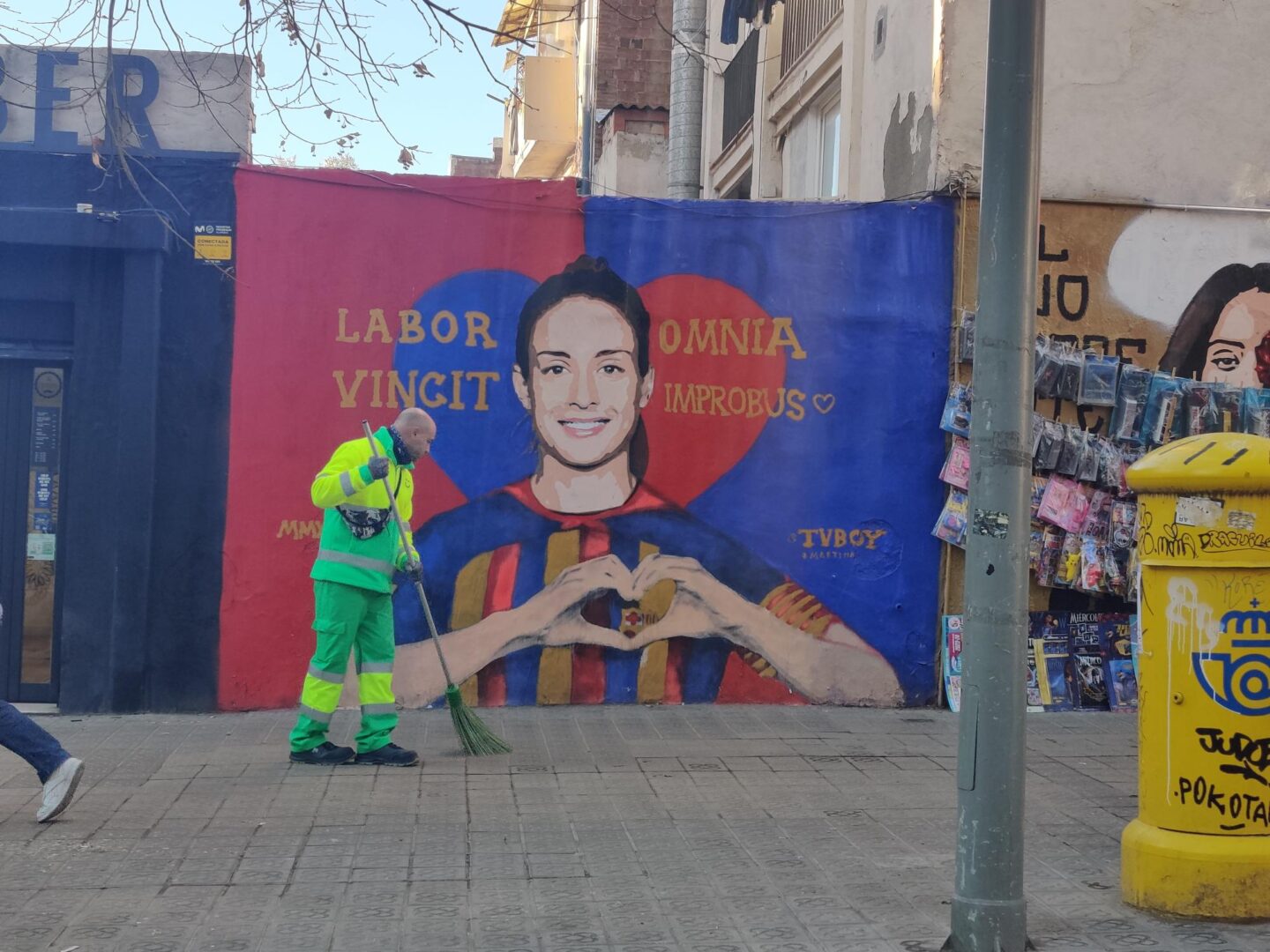 El mural de TVBoy dedicado a Alexia Putellas en la plaza Joanic de Barcelona