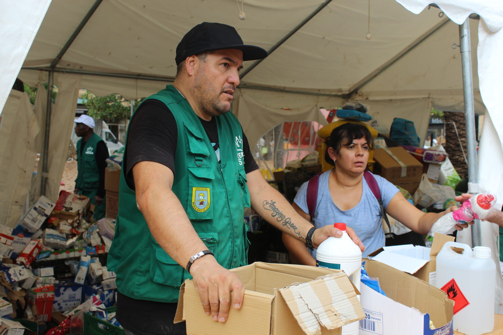 En el puesto de voluntarios de la parroquia San Ramón Nonato, en Paiporta, reparten todo aquello que sea necesario