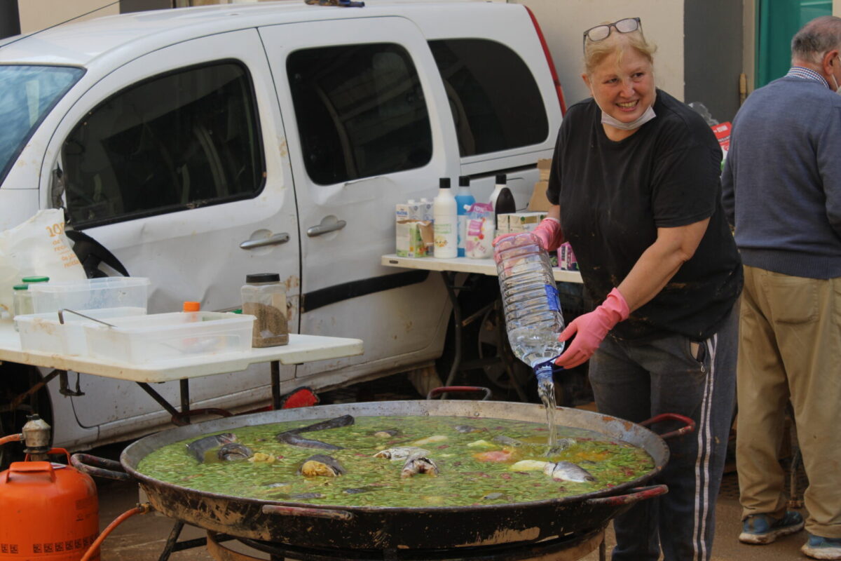 Teresa Camacho prepara un arroz caldoso de pescado para todos los voluntarios