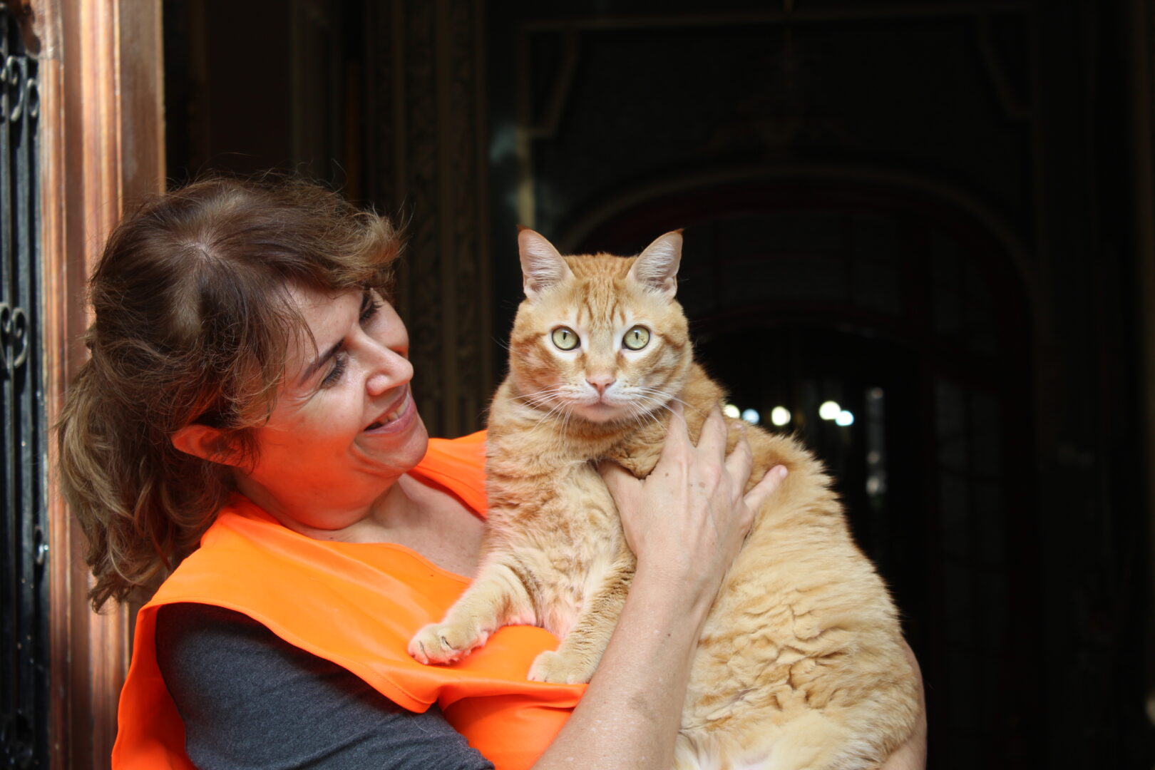 María Luisa posa con su gato en Alfafar, donde limpia la casa de su abuela