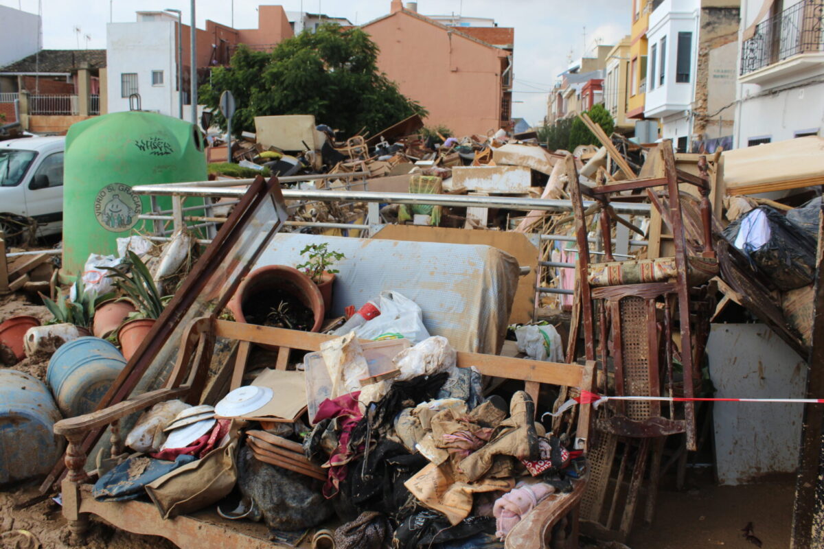 Basura acumulada al lado de la estación de tren de Catarroja