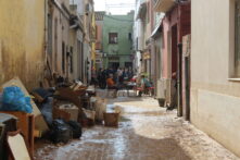 Una calle de Catarroja en la que dos vecinas hablan