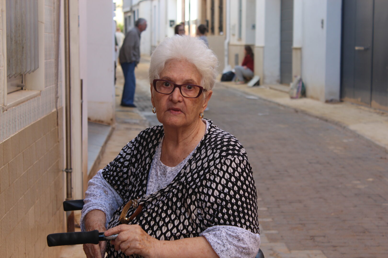 Teresa, de 82 años, agradece el trabajo que los jóvenes están haciendo en su pueblo, Catarroja