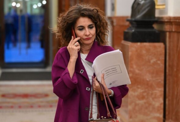 La vicepresidenta primera y ministra de Hacienda, María Jesús Montero, este martes, en el pleno del Congreso, en Madrid.