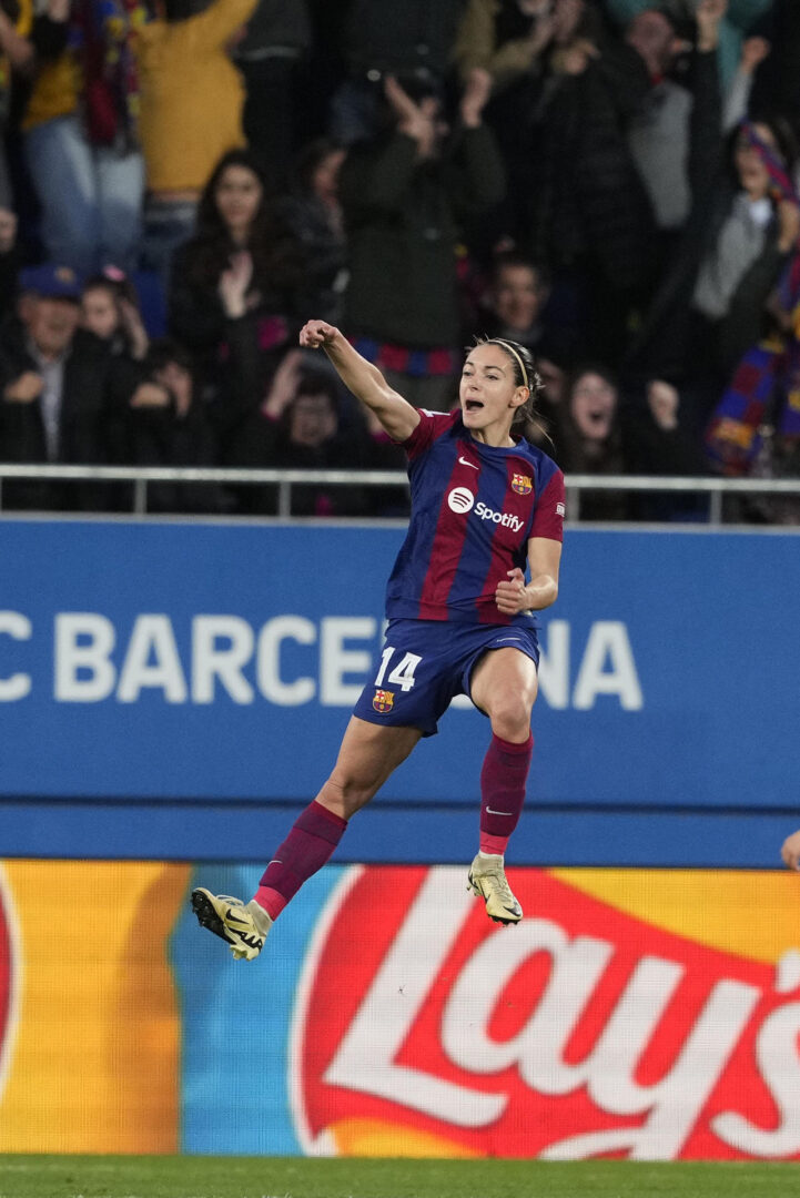 La centrocampista Aitana Bonmatí del Barcelona celebra tras anotar 