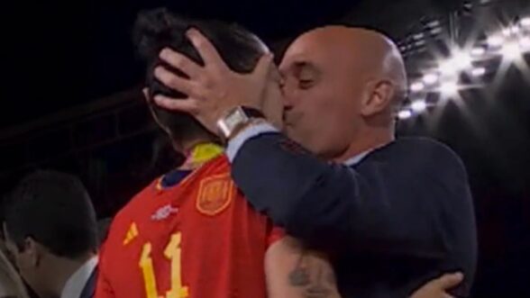 El beso de Rubiales a Jennifer Hermoso - Deportes