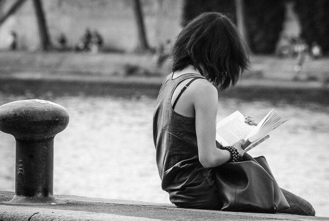 Una chica lee a la orilla del Sena 