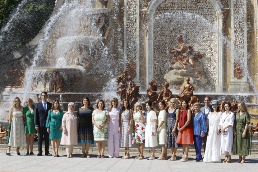 Begoña Gómez, mujer del presidente del Gobierno, posa con los acompañantes de los mandatarios de la última cumbre de la OTAN en España en 2022