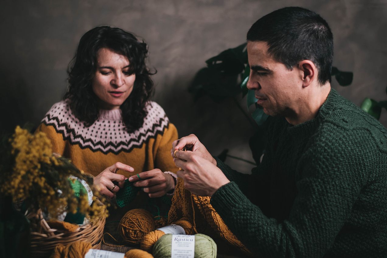 Esther Chamorro y Javier Benito tejen la lana en su tienda
