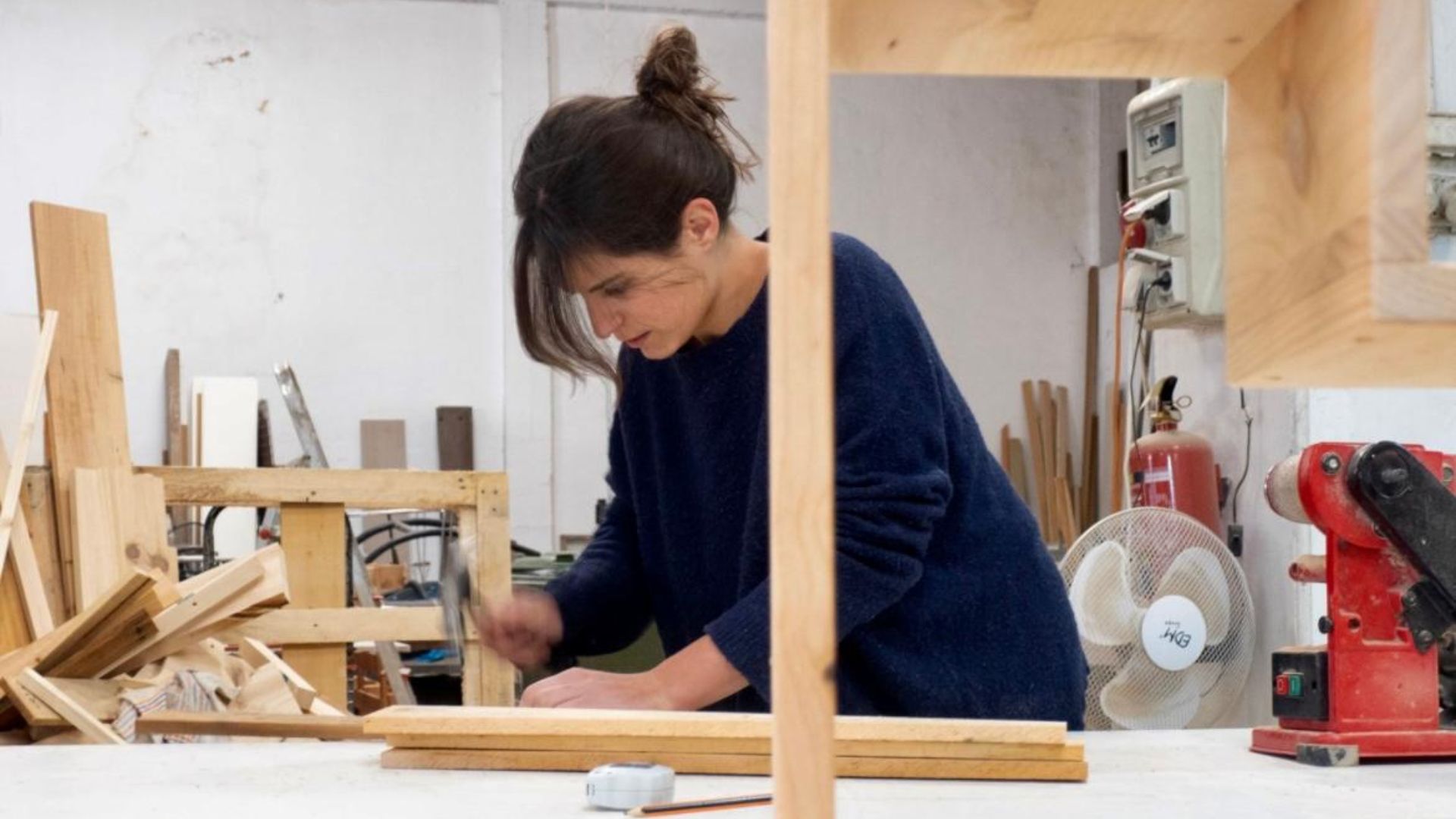 Idoia Barot fabrica sus propios muebles de madera