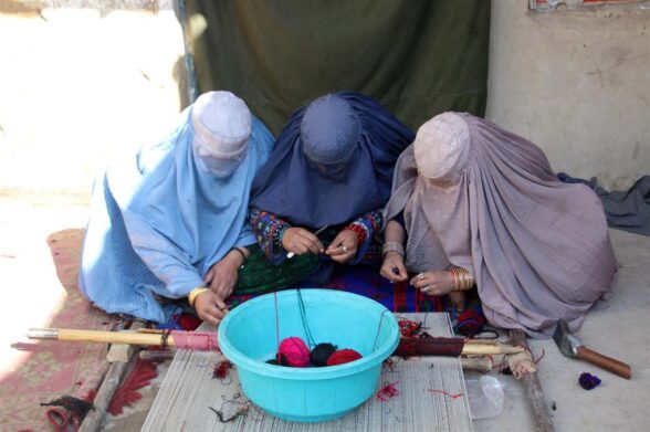 Mujeres de Afganistán cosen en Kandahar