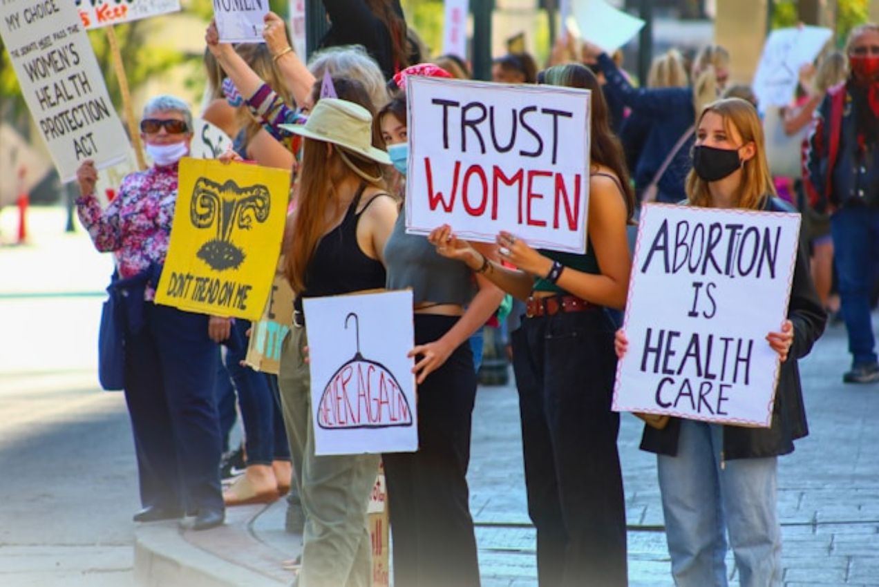 Mujeres con pancartas a favor del aborto