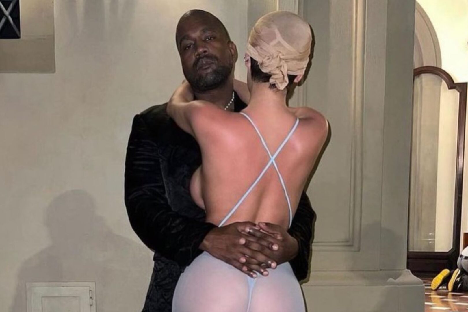 Kanye West desata la polémica en los Grammy 2025 junto a Bianca Censori