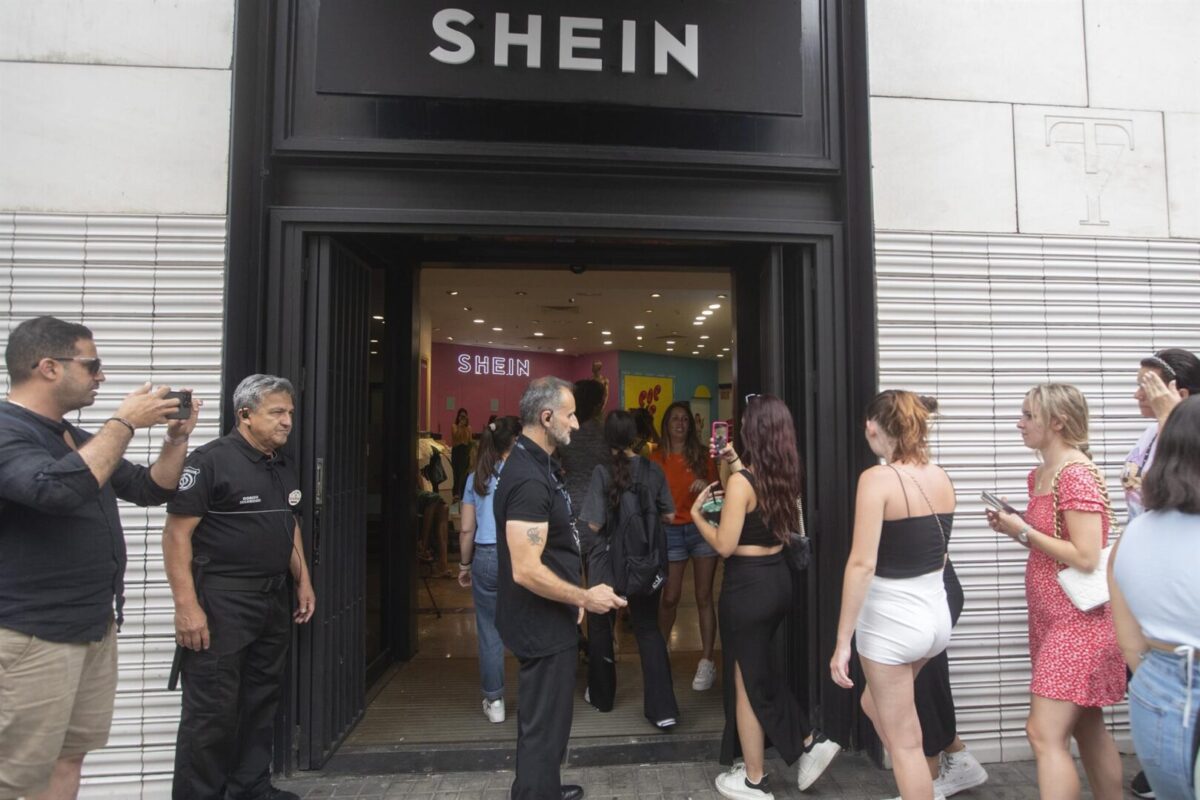 Decenas de personas han hecho cola esta mañana para acceder a la tienda temporal que el gigante chino de la moda Shein ha abierto el año pasado en el centro de Barcelona.