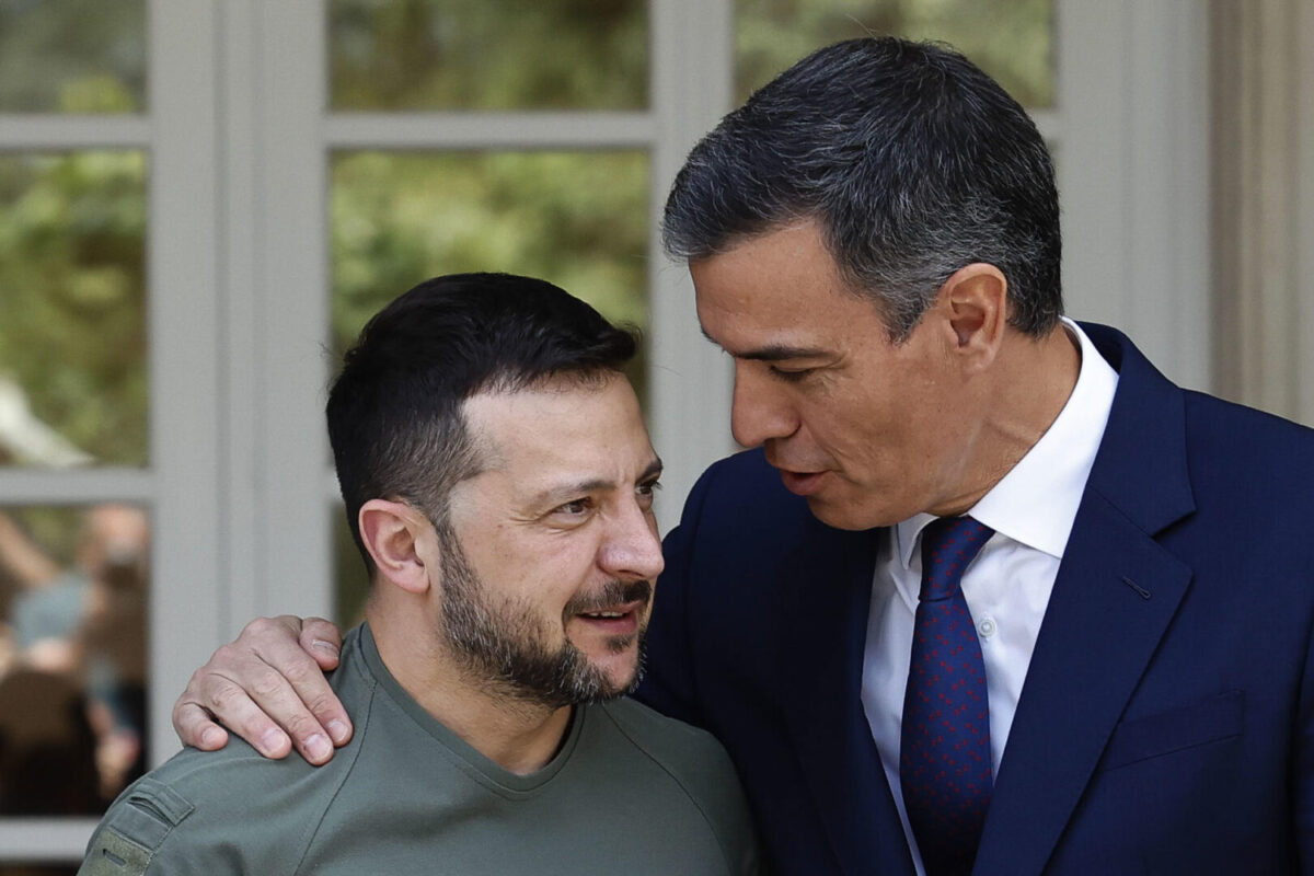 El presidente del gobierno español, Pedro Sánchez, da la bienvenida al presidente de Ucrania, Volodímir Zelenski, este lunes en el palacio de La Moncloa en Madrid.