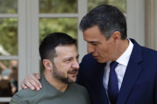 El presidente del gobierno español, Pedro Sánchez, da la bienvenida al presidente de Ucrania, Volodímir Zelenski, este lunes en el palacio de La Moncloa en Madrid.