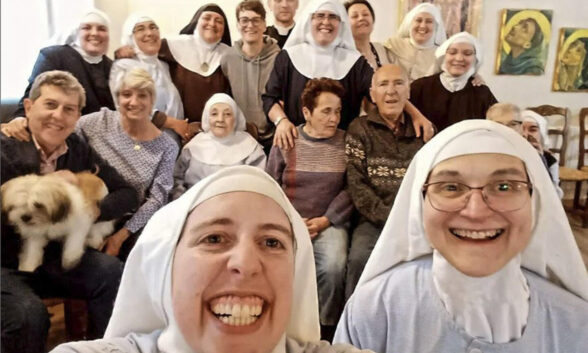 Fotografía publicada en una cuenta en la red social Instagram (@tehagoluz), de reciente creación, en la que se ve a una decena de las religiosas Clarisas del Monasterio de Belorado (Burgos) con sus familias y con el religioso que las está acompañando en el proceso.