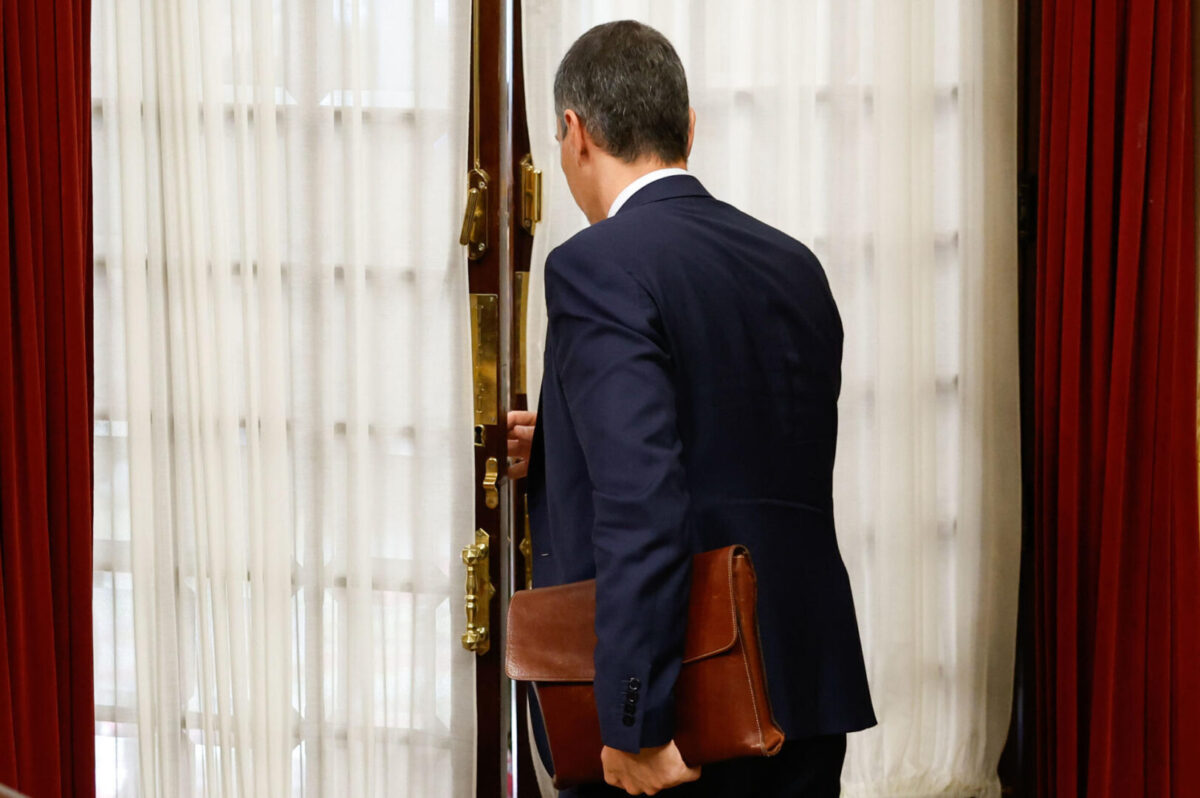 El presidente del Gobierno, Pedro Sánchez, a la salida del hemiciclo