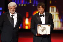 Sean Baker recibe de manos de George Lucas la Palma de Oro por 'Anora' en el Festival de Cine de Cannes