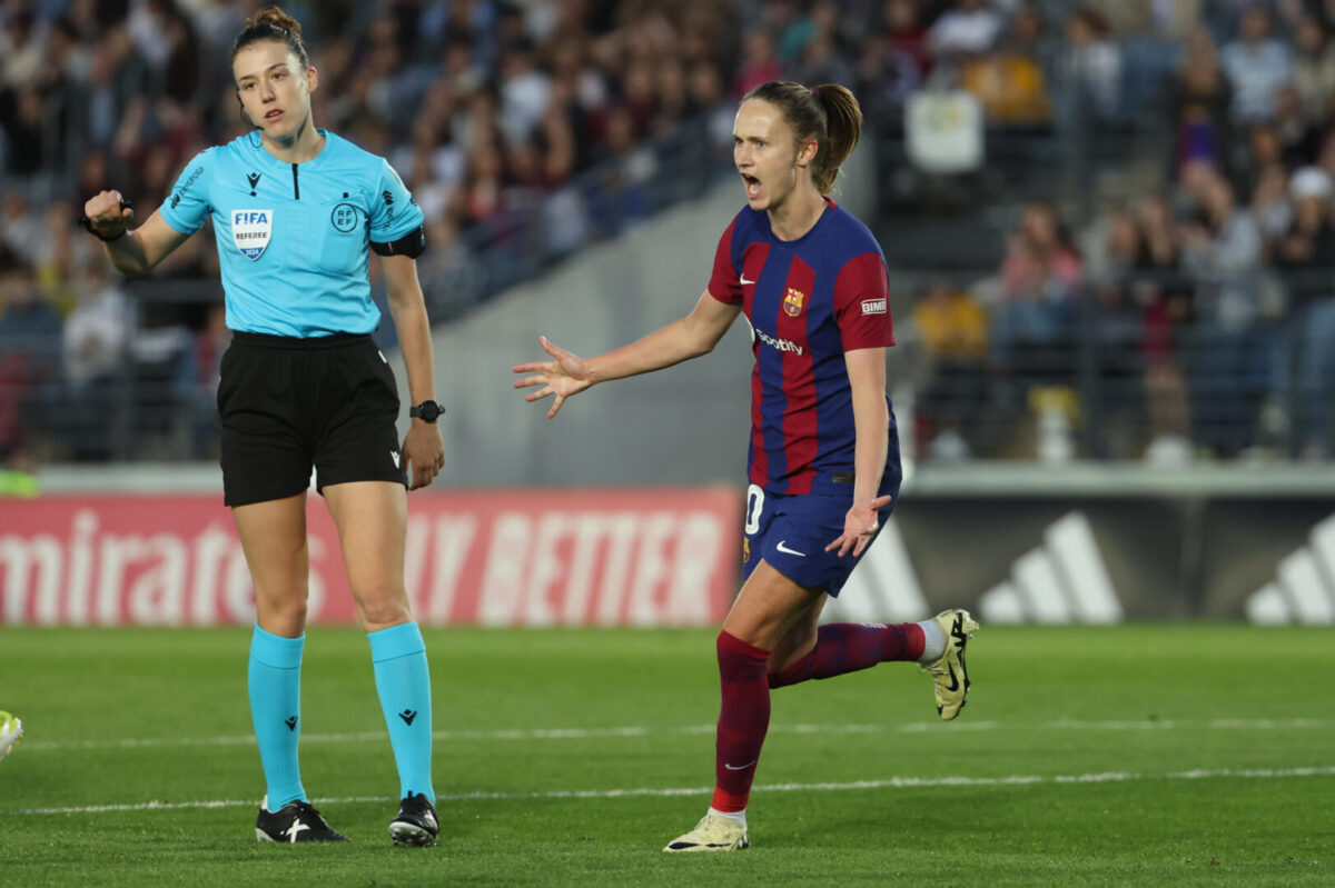 La delantera del Barça Caroline Graham celebra tras marcar el 0-3 durante el encuentro de la jornada 21 de Liga F entre Real Madrid y FC Barcelona, este domingo en el estadio Alfredo Di Stéfano en Madrid.