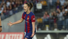 La delantera del Barça Caroline Graham celebra tras marcar el 0-3 durante el encuentro de la jornada 21 de Liga F entre Real Madrid y FC Barcelona, este domingo en el estadio Alfredo Di Stéfano en Madrid.