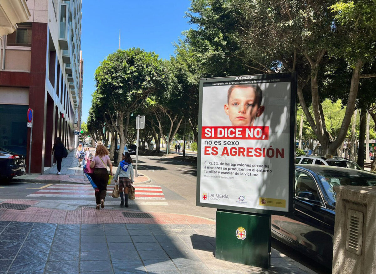 Un cartel contra las agresiones sexuales a menores de edad instalado en soportes publicitarios dentro de una campaña promovida por el Ayuntamiento de Almería.