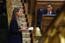 La diputada de Junts per Catalunya, Míriam Nogueras i Camero, sale de la tribuna tras intervenir durante el pleno del Congreso de los Diputados celebrado este miércoles
