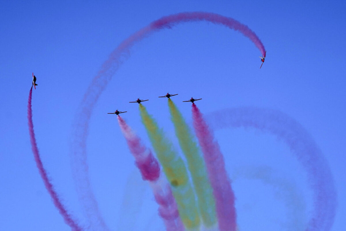 Vista del desfile aéreo en la playa de San Lorenzo de Gijón este viernes