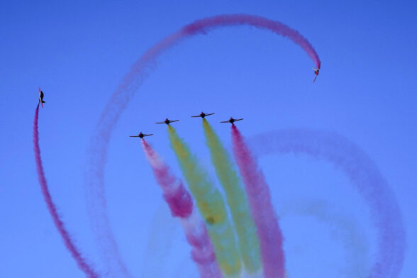 Vista del desfile aéreo en la playa de San Lorenzo de Gijón este viernes