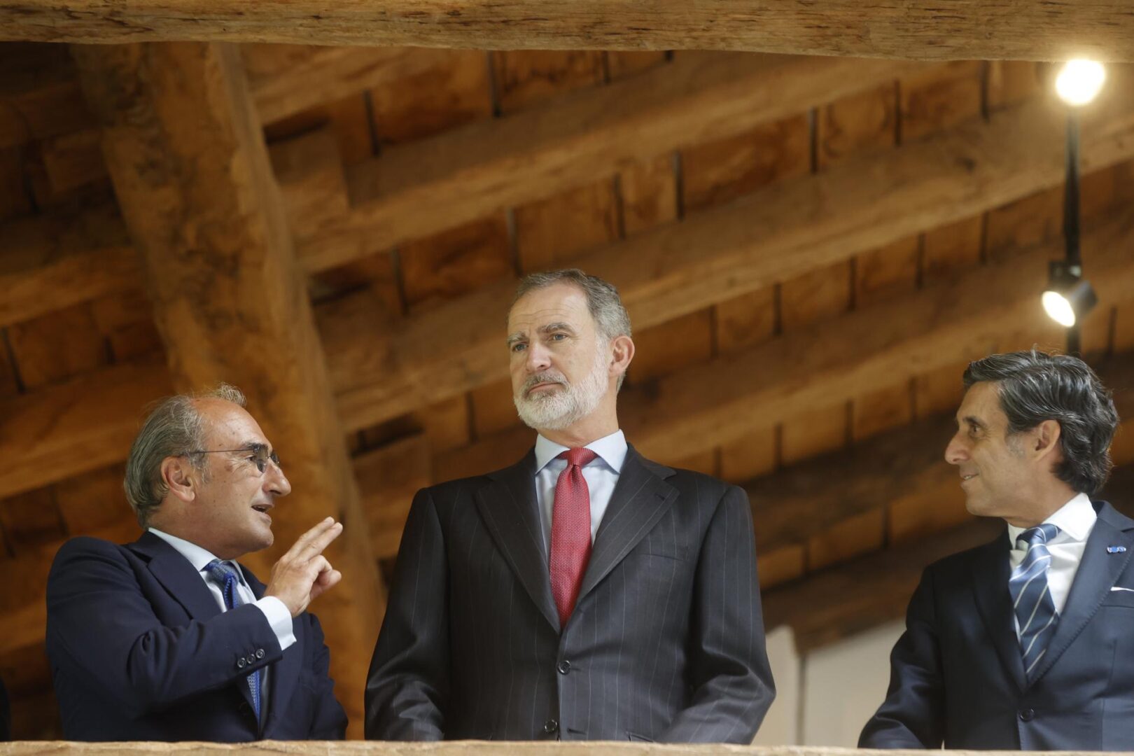 El rey Felipe VI, el presidente de Telefónica, José María Álvarez-Pallete, y el presidente de la Fundación Chillida Belzunce, Luis Chillida 