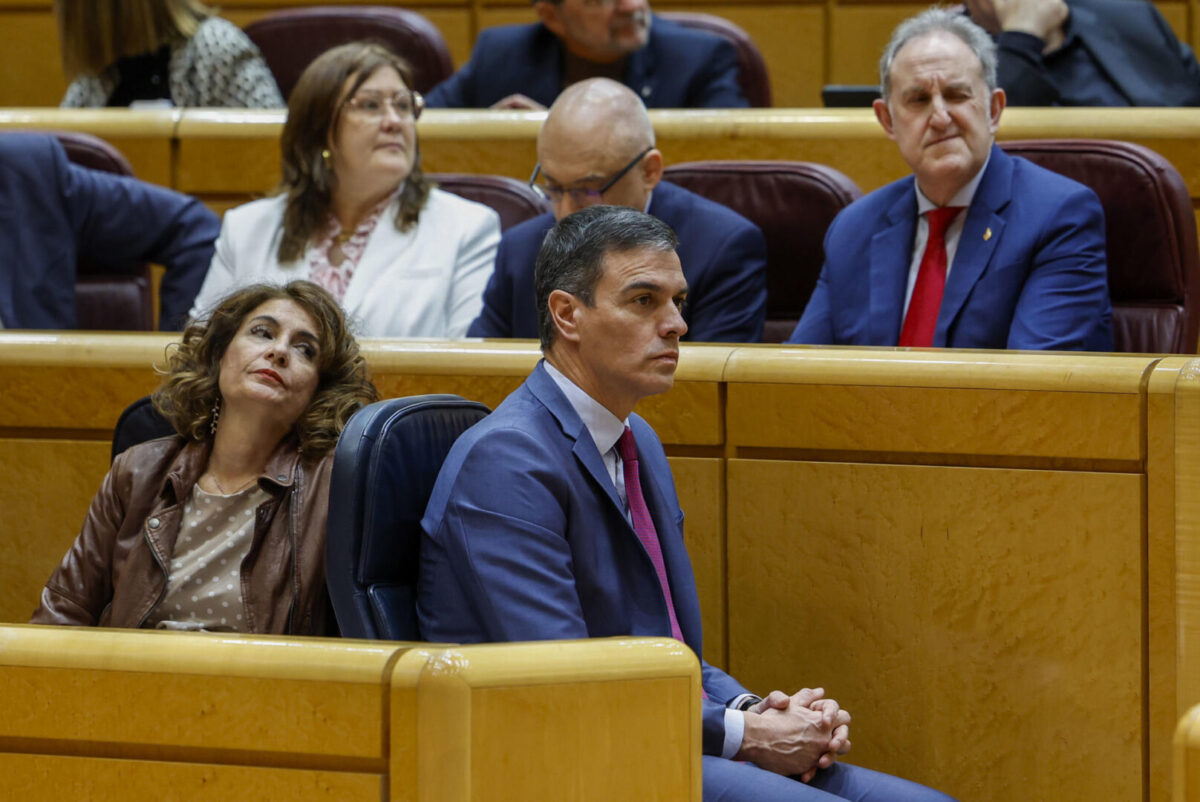 El presidente del Gobierno, Pedro Sánchez y la vicepresidenta María Jesús Montero en la sesión de control al Gobierno celebrada por el pleno del Senado.