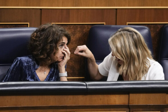 La vicepresidenta del Gobierno María Jesús Montero y la vicepresidenta segunda Yolanda Díaz durante el pleno celebrado en el Congreso de los Diputados