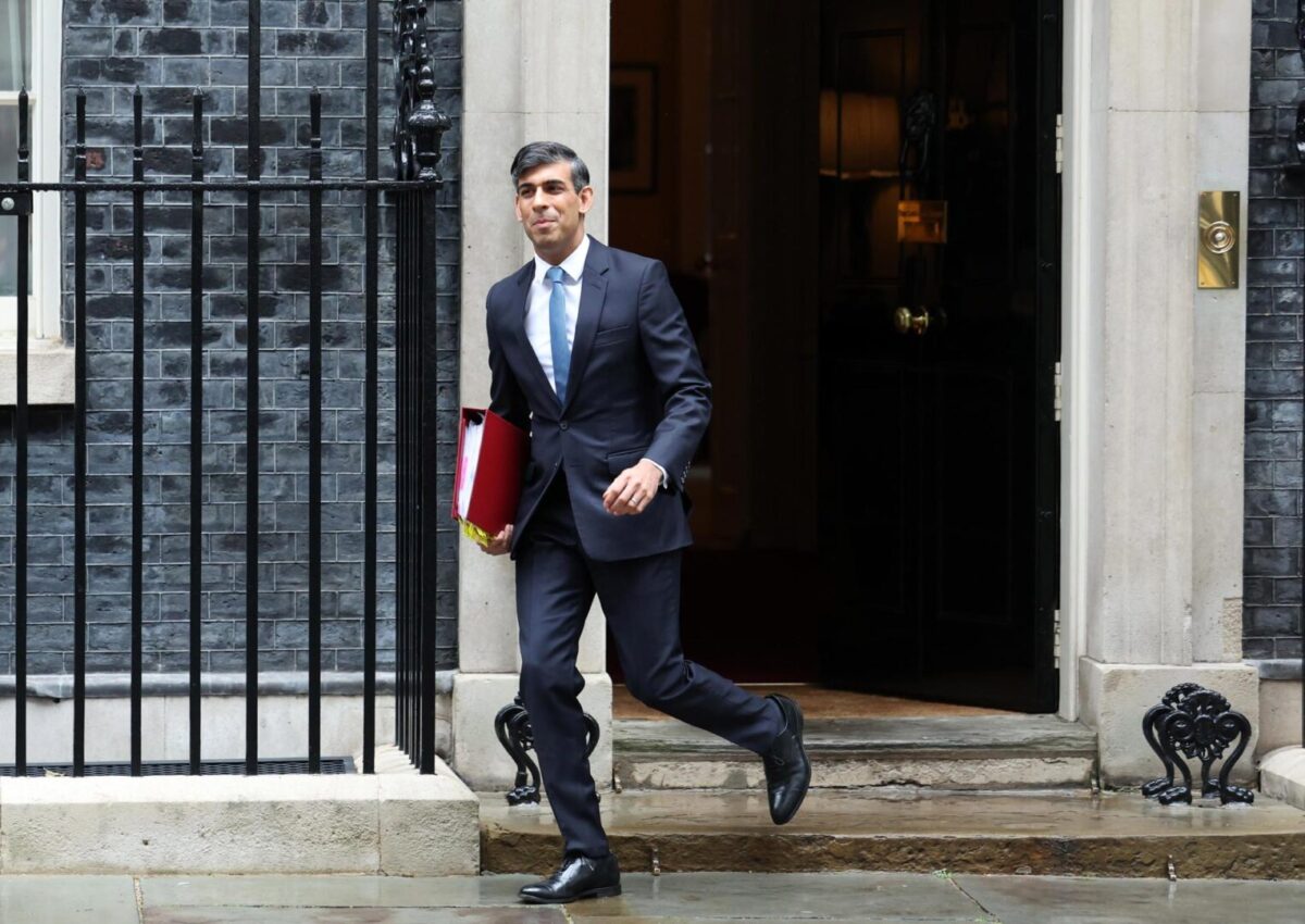 El primer Ministro británico Rishi Sunak sale de su residencia oficial, 10 Downing Street, para asistir a las preguntas del primer Ministro (PMQ) en el Parlamento de Londres, Gran Bretaña, 22 de mayo de 2024.