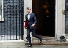 El primer Ministro británico Rishi Sunak sale de su residencia oficial, 10 Downing Street, para asistir a las preguntas del primer Ministro (PMQ) en el Parlamento de Londres, Gran Bretaña, 22 de mayo de 2024.