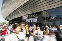 Varias personas a las puertas de la tienda de 'fans' de Taylor Swift en el Bernabeu