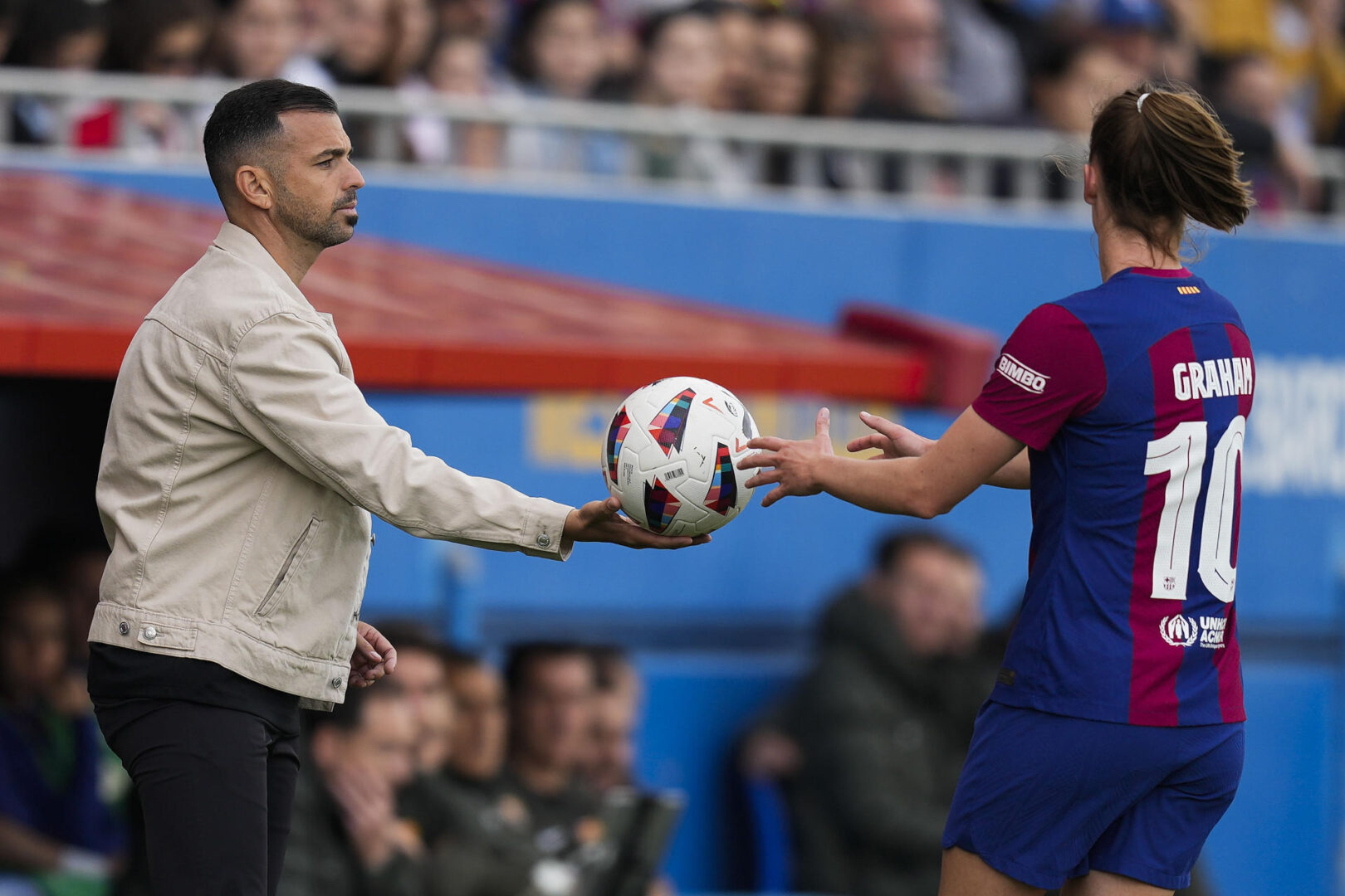 El técnico del Costa Adeje Tenerife, Jose Angel Herrera, y Graham. del Barcelona, durante el partido de la Liga F que disputan el FC Barcelona y el Costa Adeje Tenerife en Barcelona.