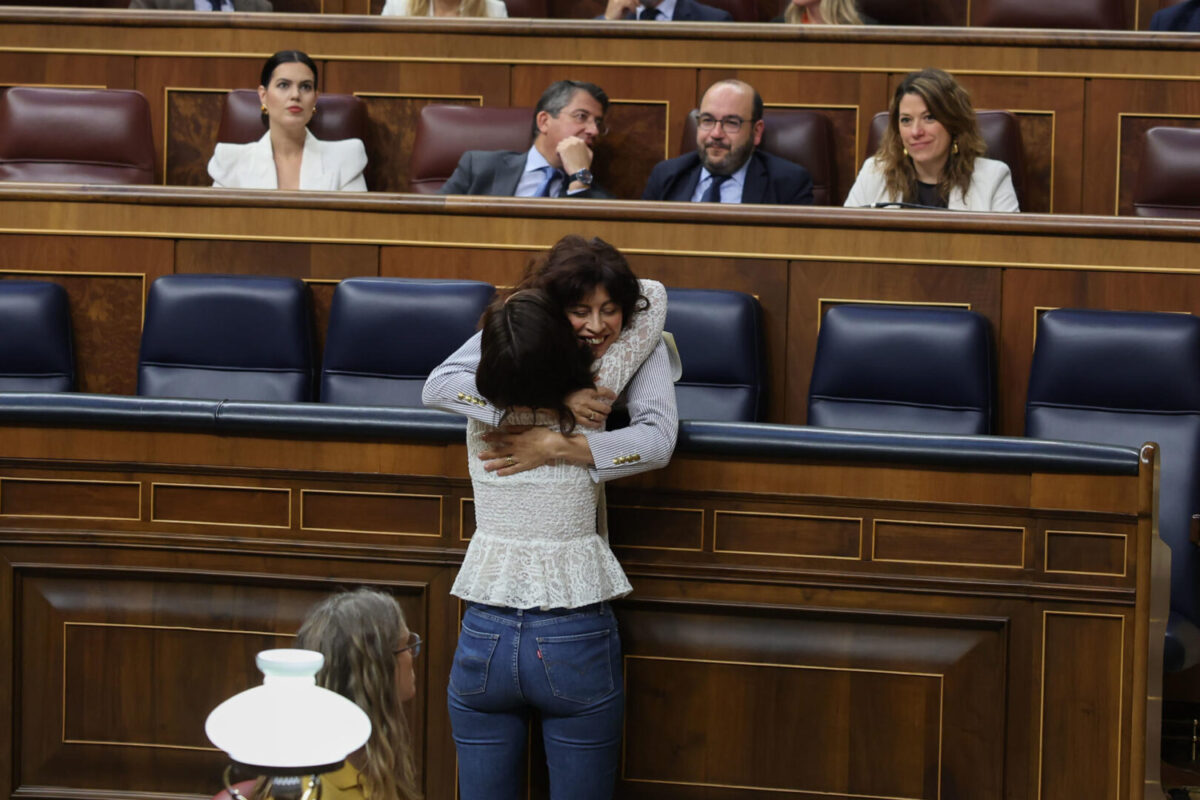 La ministra de Igualdad, Ana Redondo (detrás), se abraza con la diputada del PSOE Andrea Fernández