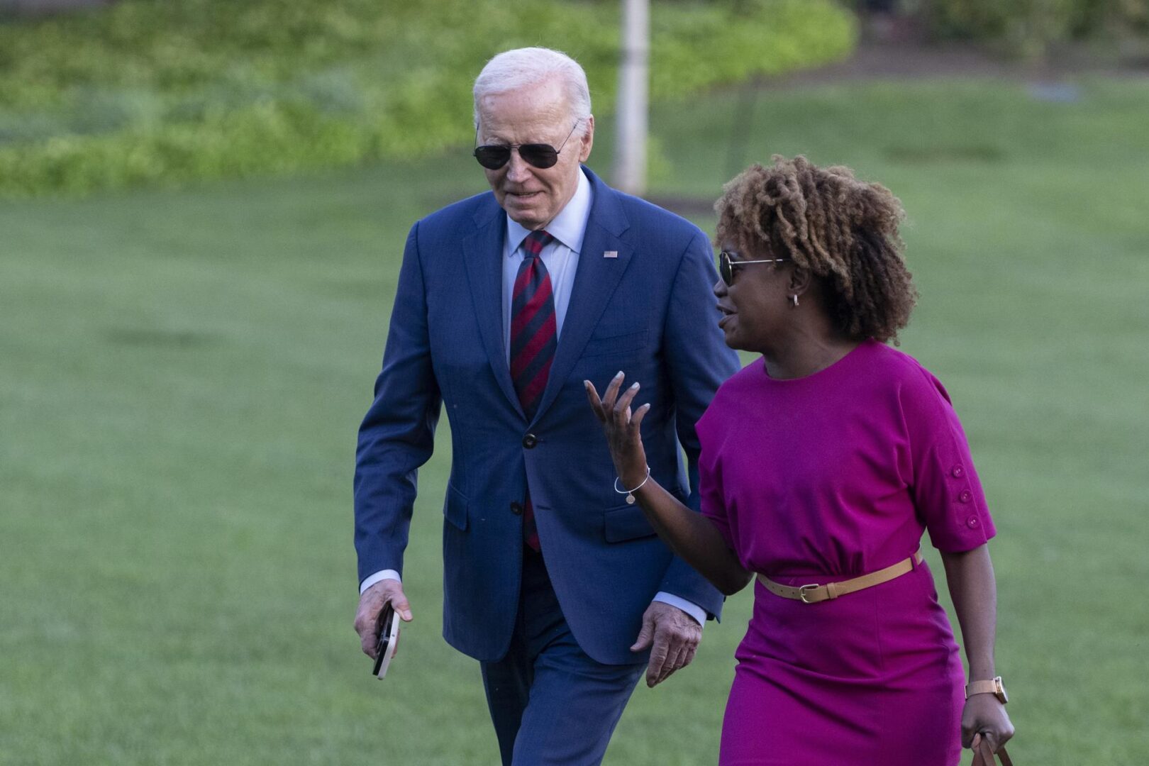 Joe Biden y Karine Jean-Pierre