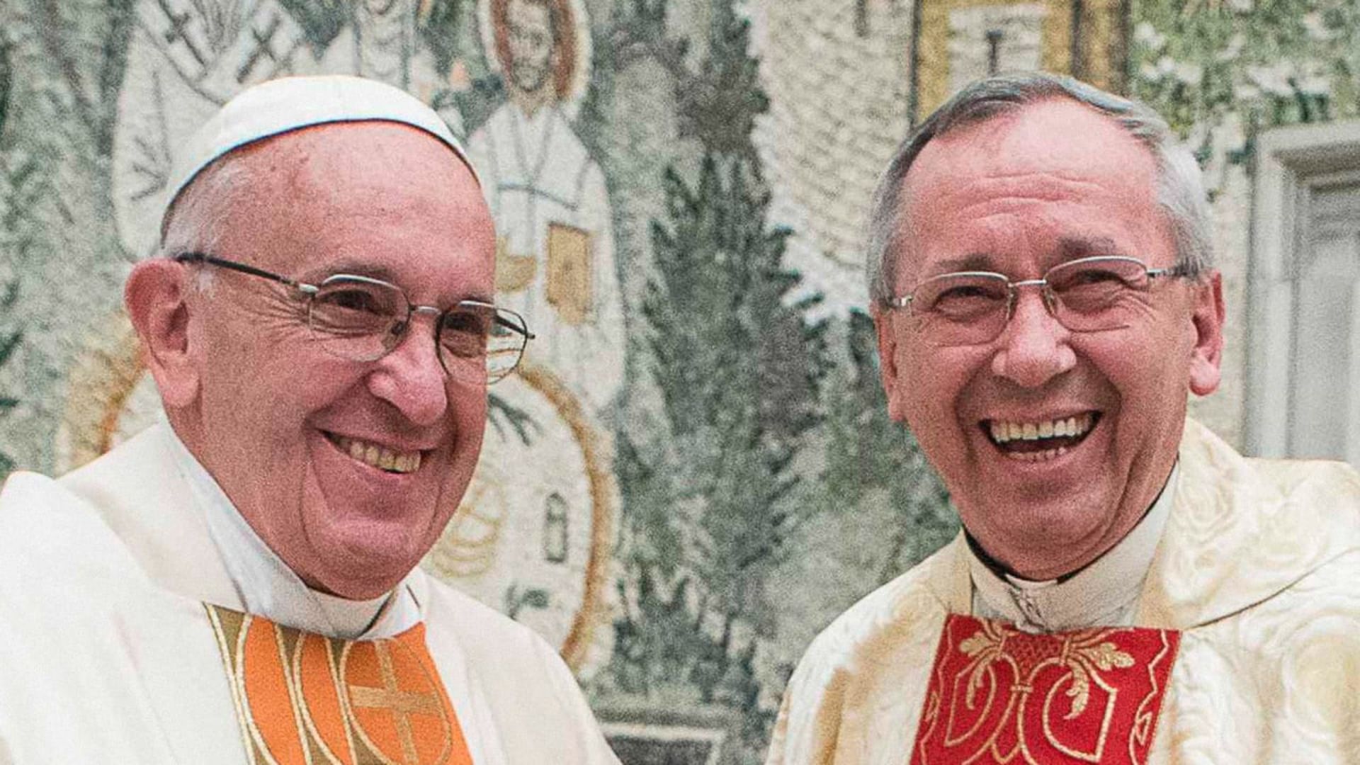 Marko Rupnik y el Papa Francisco.