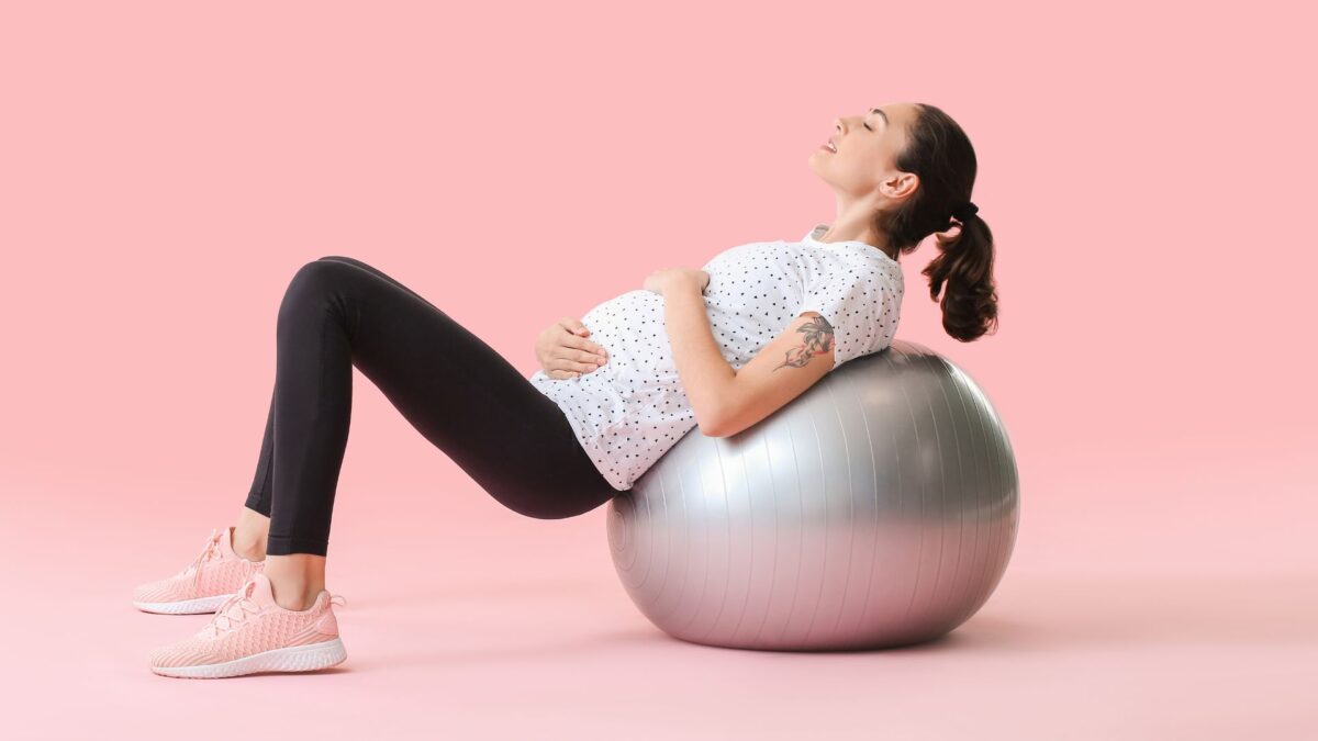 Una mujer embarazada realiza ejercicios.