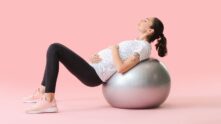 Una mujer embarazada realiza ejercicios.