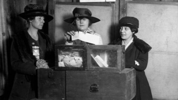 Tres sufragistas femeninas votando en Nueva York, hacia 1917.