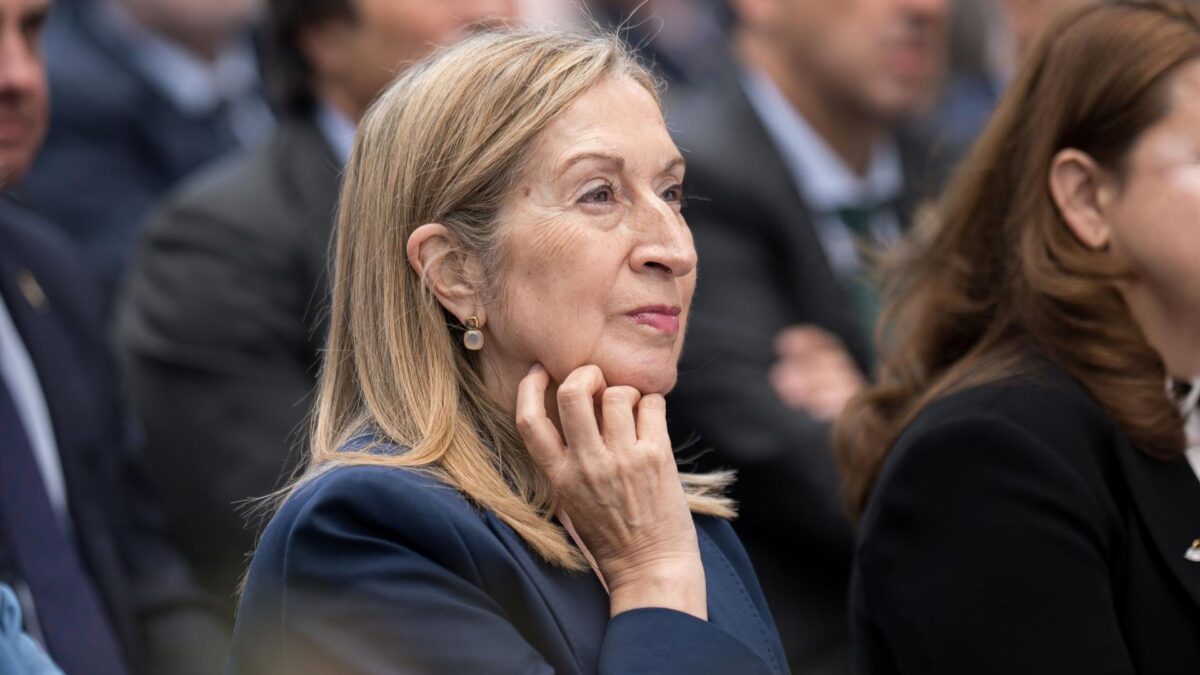 La vicepresidenta del Congreso de los Diputados y secretaria de Política Social del PP, Ana Pastor, durante el acto homenaje a los médicos y profesionales sanitarios españoles por su entrega durante la pandemia de Covid-19, en la plaza de los Sagrados Corazones.